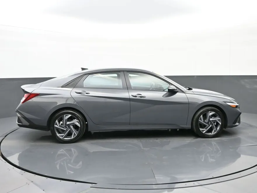 2025 Hyundai Elantra SEL Sport photo 1