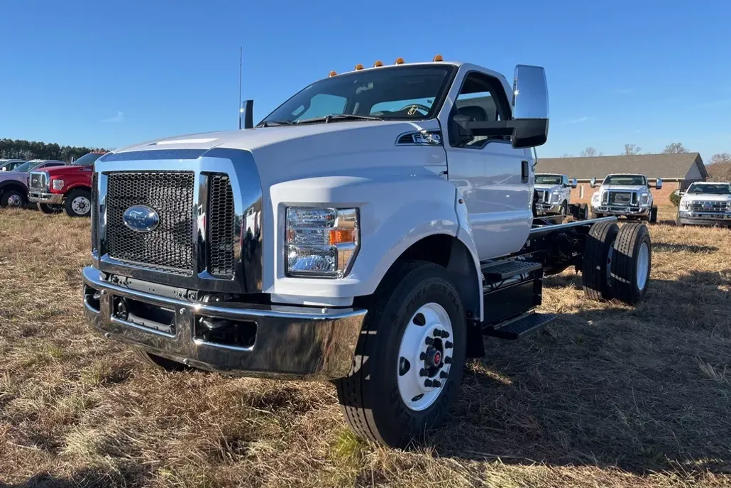 2025 Ford F-750 SuperCab photo 1