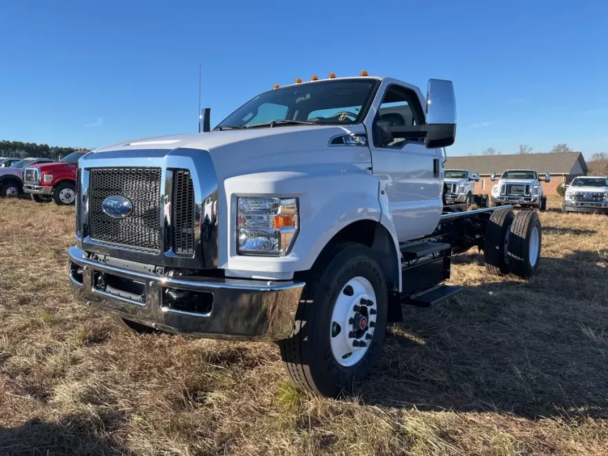 2025 Ford F-750 SuperCab photo 1