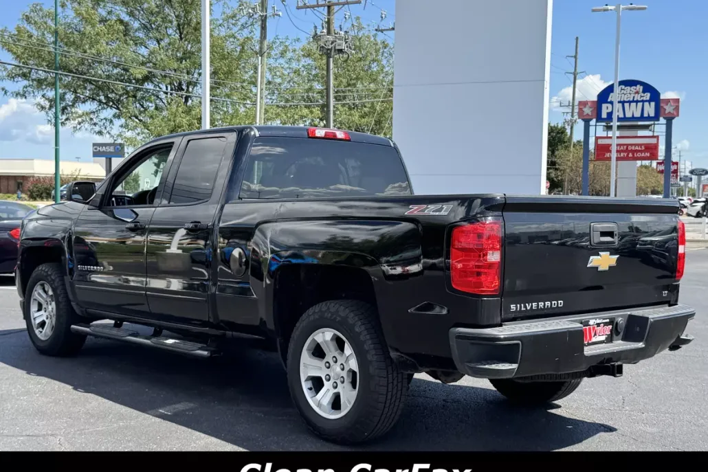 2017 Chevrolet Silverado 1500 LT photo 1