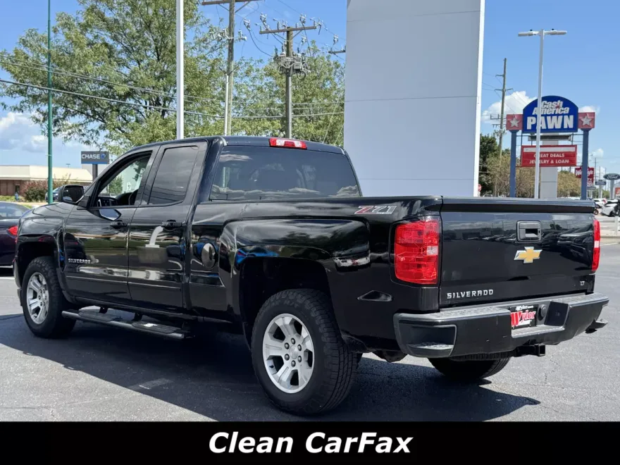 2017 Chevrolet Silverado 1500 LT photo 1