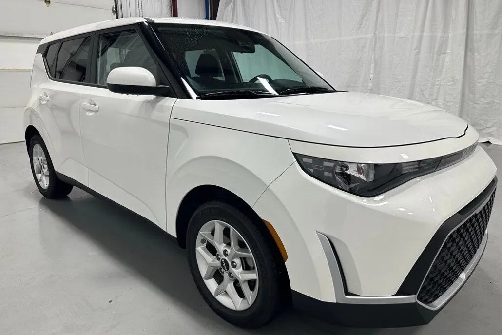 2024 Kia Soul LX photo 1