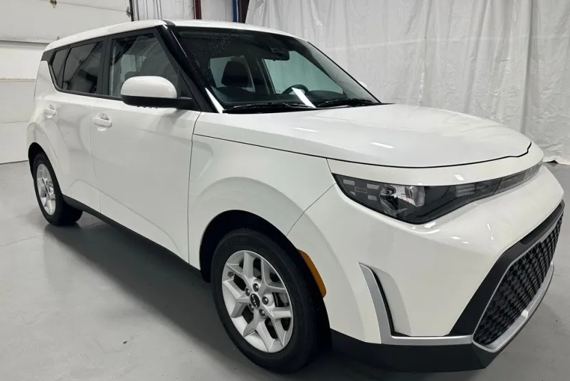 2024 Kia Soul LX photo 1