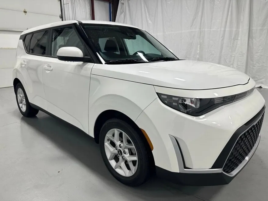 2024 Kia Soul LX photo 1