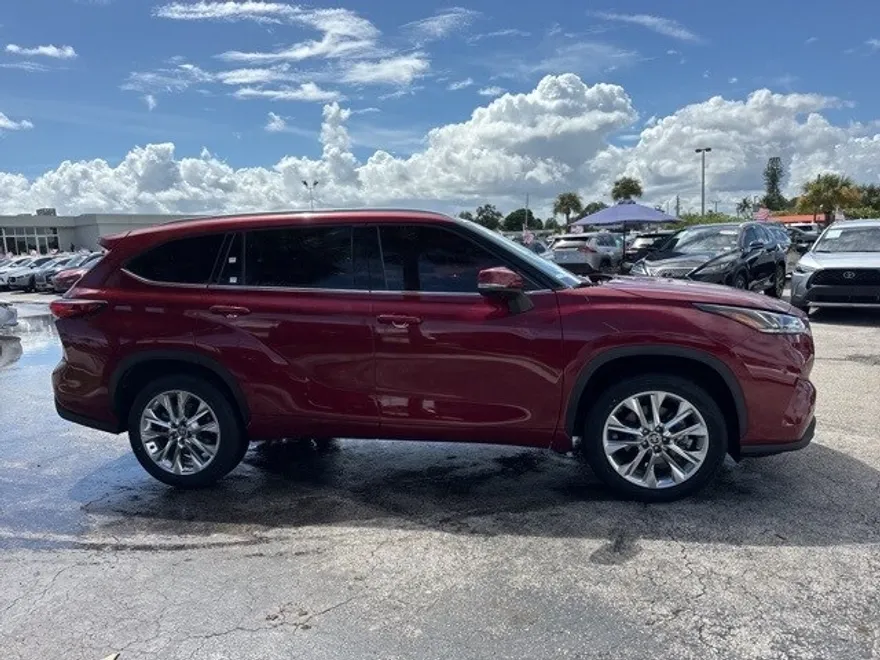 2023 Toyota Highlander Hybrid Limited photo 1