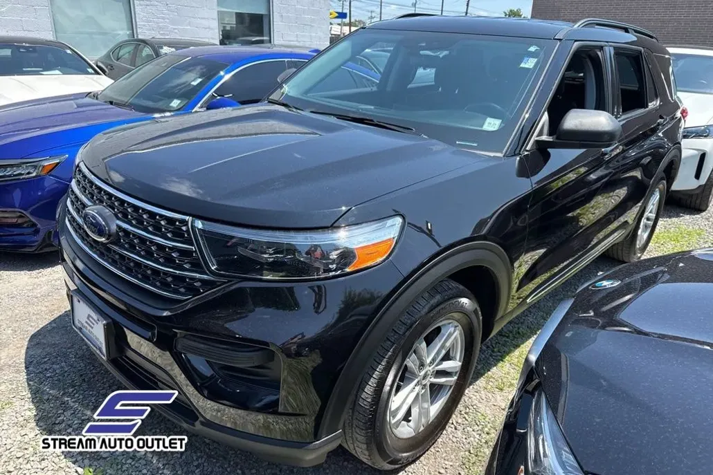 2022 Ford Explorer XLT photo 1