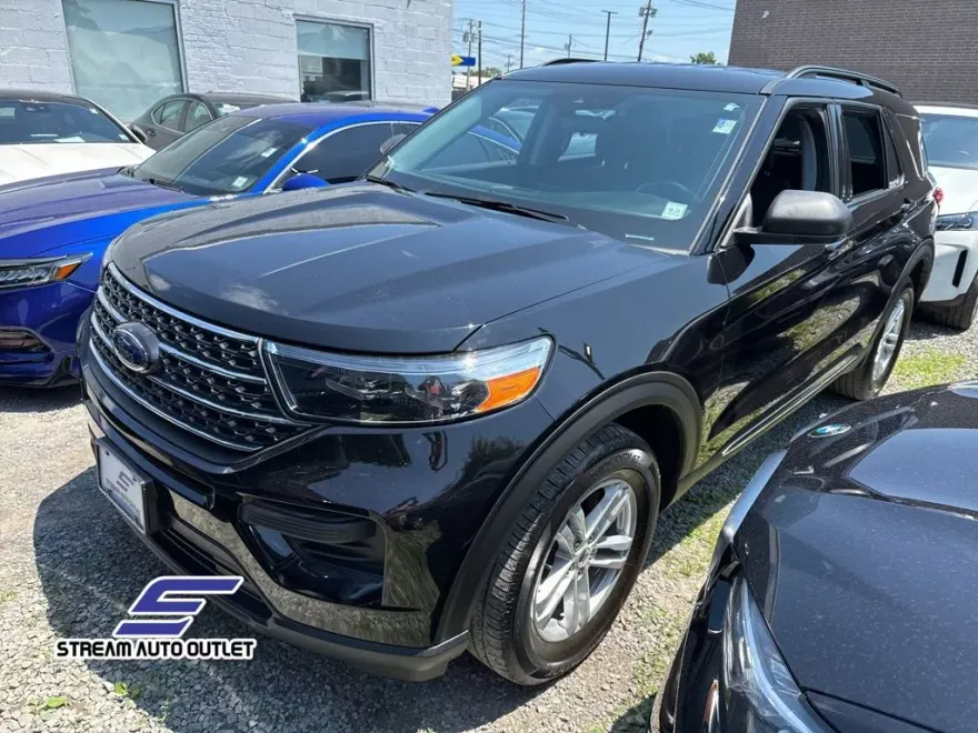2022 Ford Explorer XLT photo 1