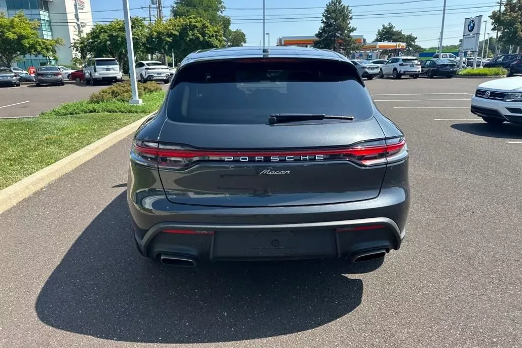 2024 Porsche Macan Base photo 1