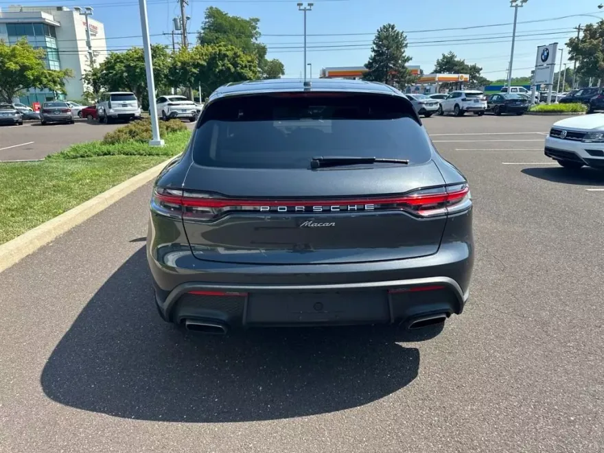 2024 Porsche Macan Base photo 1