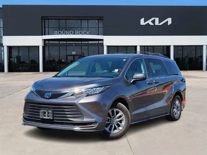 2022 Toyota Sienna LE photo 1