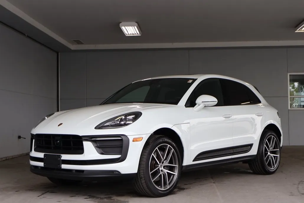 2025 Porsche Macan T photo 1