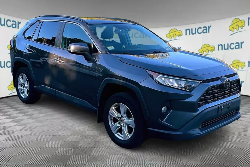 2021 Toyota RAV4 XLE photo 1