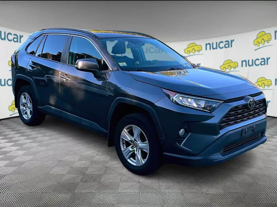 2021 Toyota RAV4 XLE photo 1