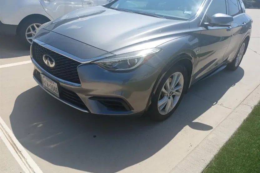 2018 Infiniti QX30 Luxe photo 1