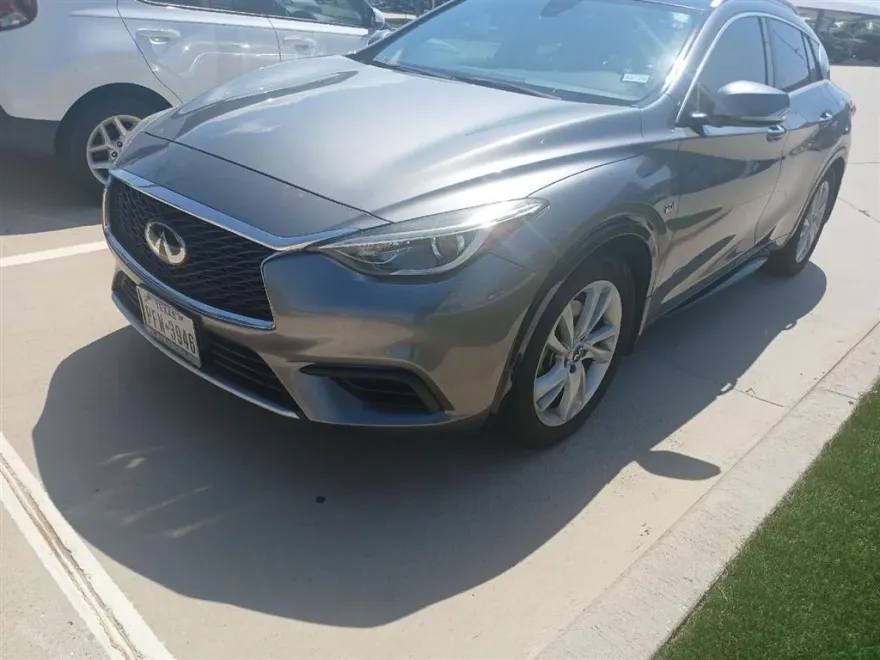 2018 Infiniti QX30 Luxe photo 1