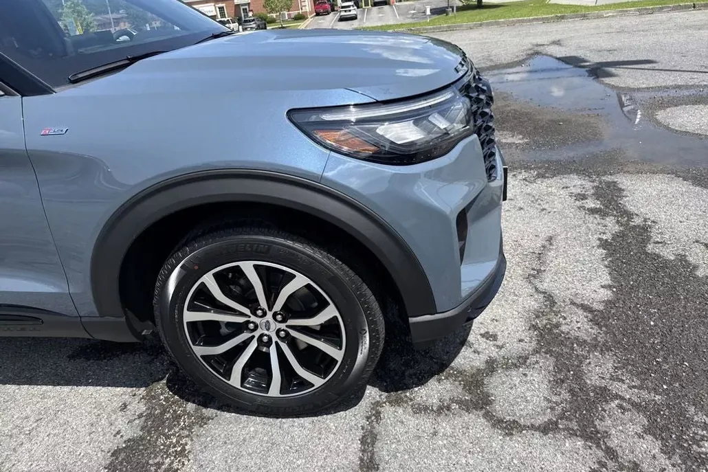 2025 Ford Explorer ST-Line photo 1