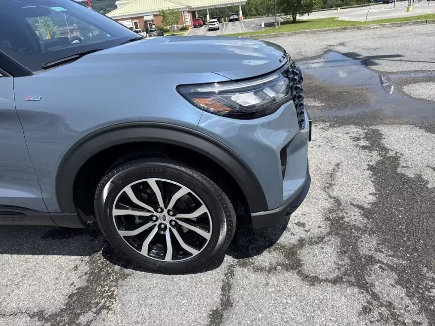 2025 Ford Explorer ST-Line photo 1