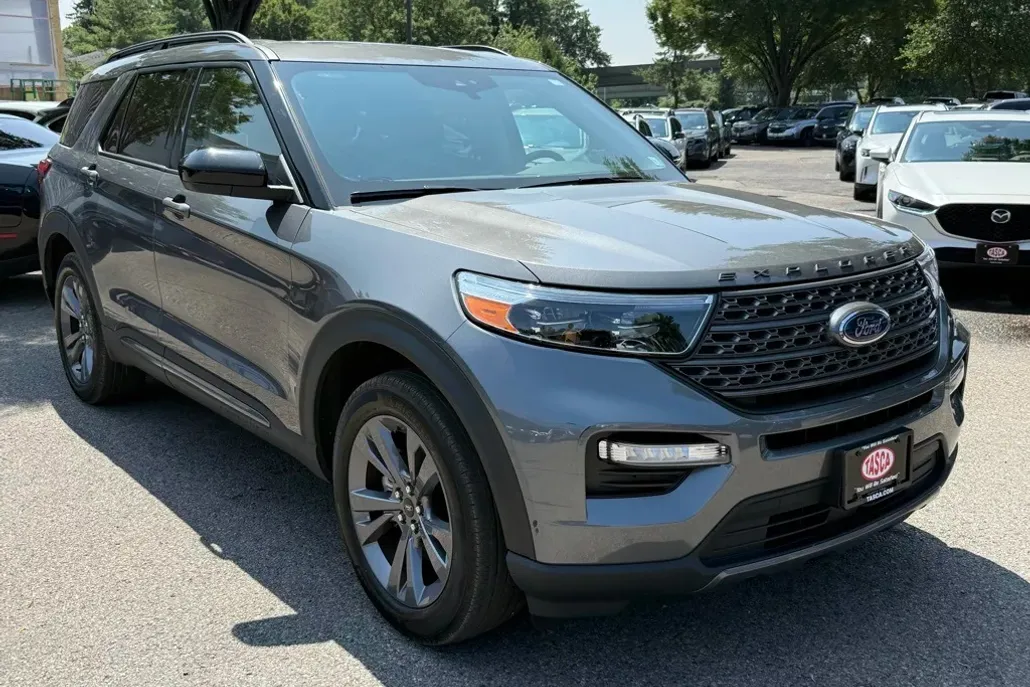 2023 Ford Explorer XLT photo 1