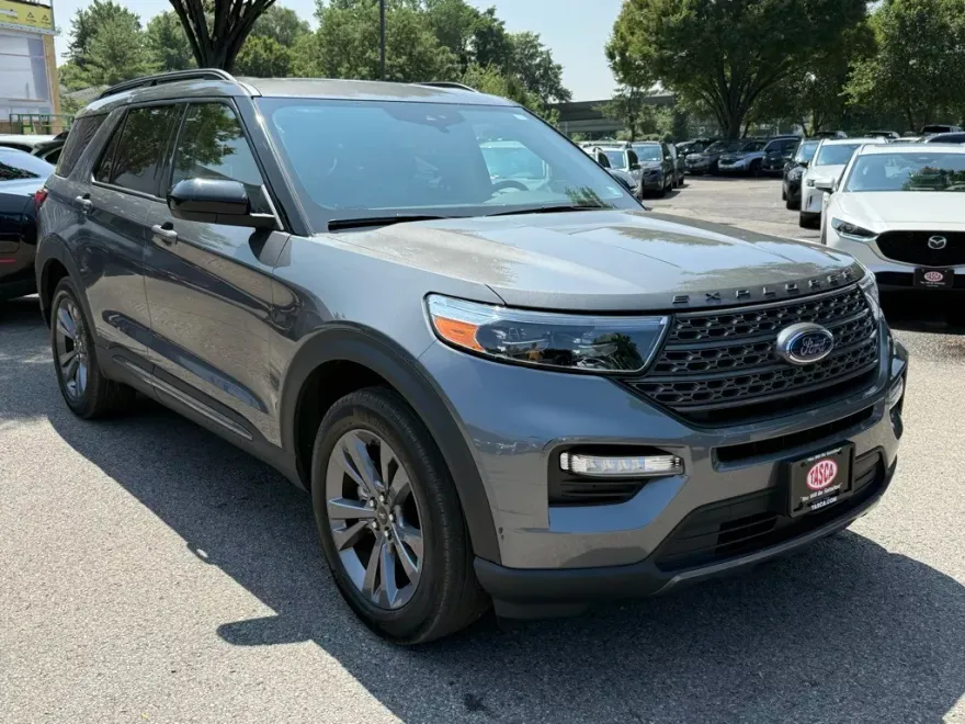 2023 Ford Explorer XLT photo 1