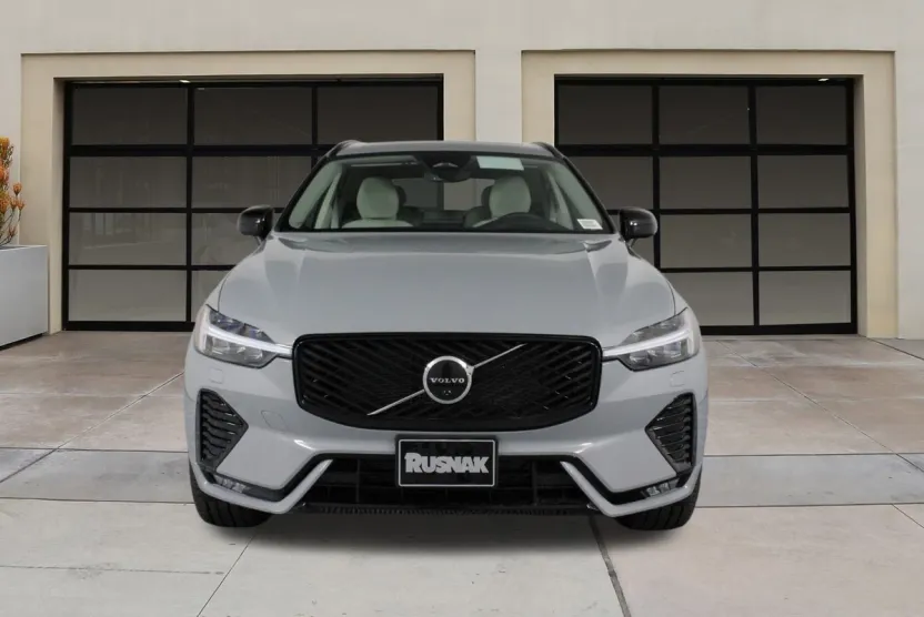 2026 Volvo XC60 B5 photo 1