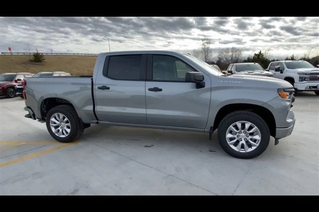 2025 Chevrolet Silverado 1500 Custom photo 1