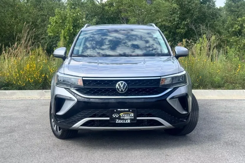2024 Volkswagen Taos SE photo 1