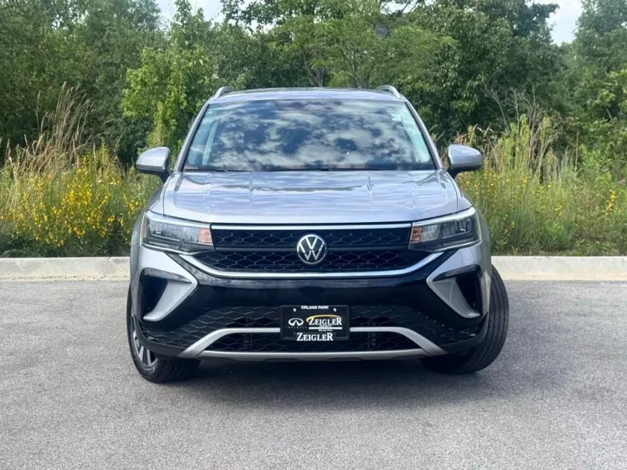2024 Volkswagen Taos SE photo 1