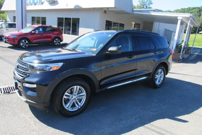 2022 Ford Explorer XLT photo 1