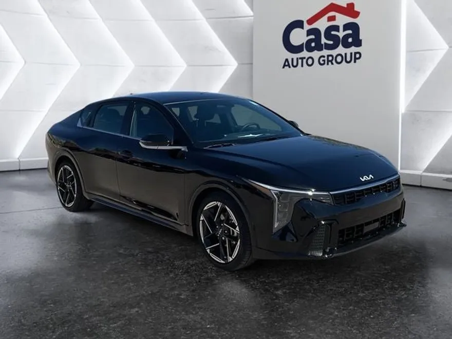 2025 Kia K4 GT-Line photo 1