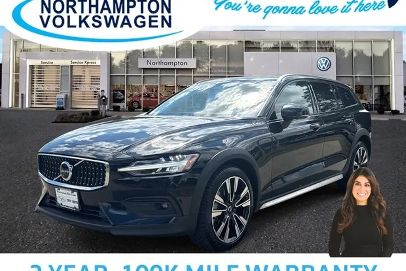 2025 Volvo V60 Cross Country B5 photo 1