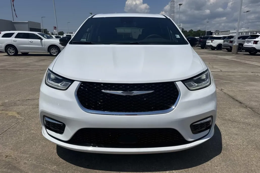 2026 Chrysler Pacifica photo 1