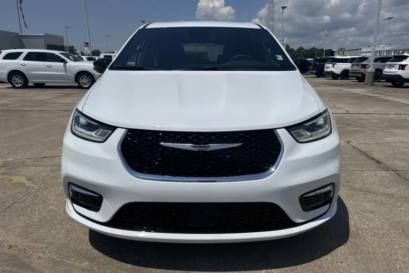 2026 Chrysler Pacifica photo 1