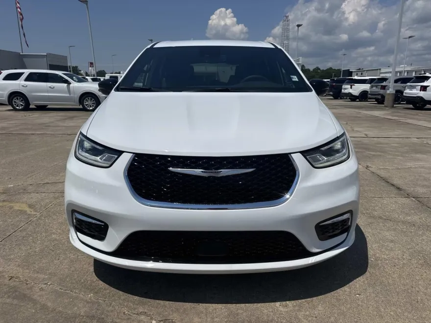 2026 Chrysler Pacifica photo 1