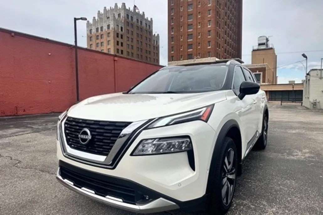 2022 Nissan Rogue Platinum photo 1