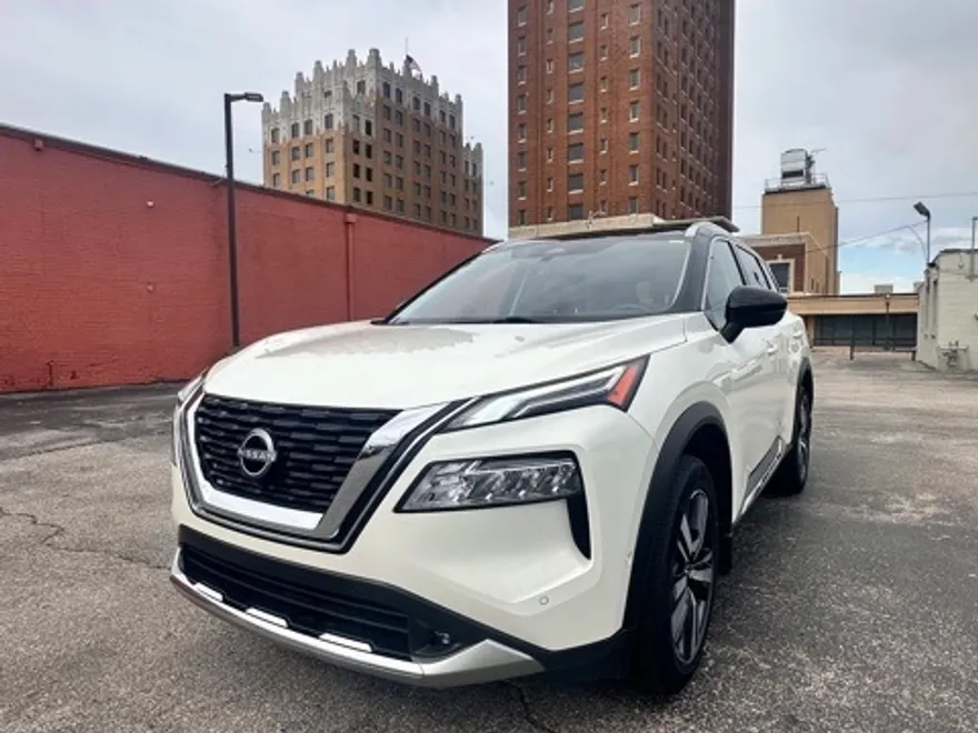 2022 Nissan Rogue Platinum photo 1