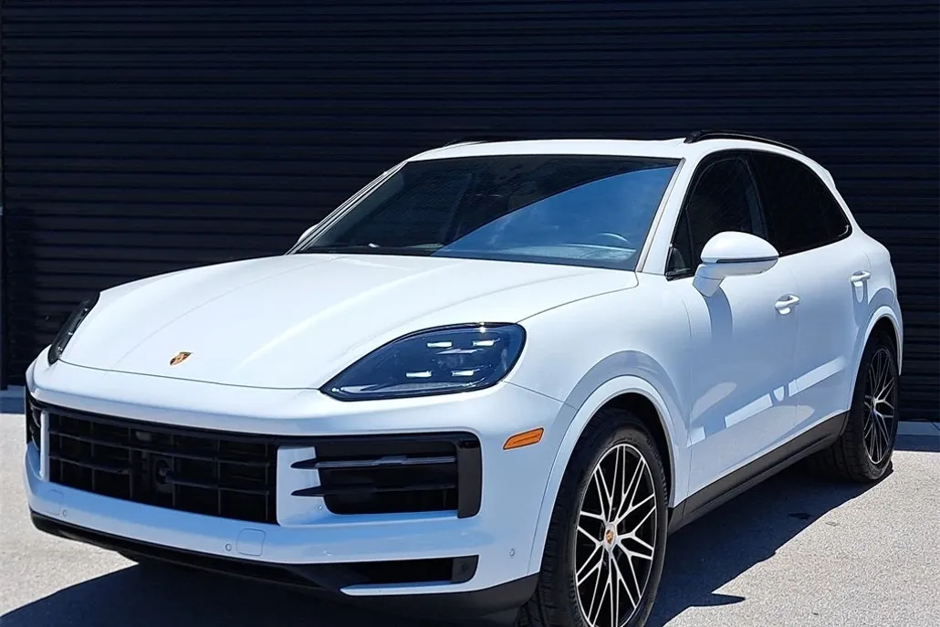 2025 Porsche Cayenne Base photo 1