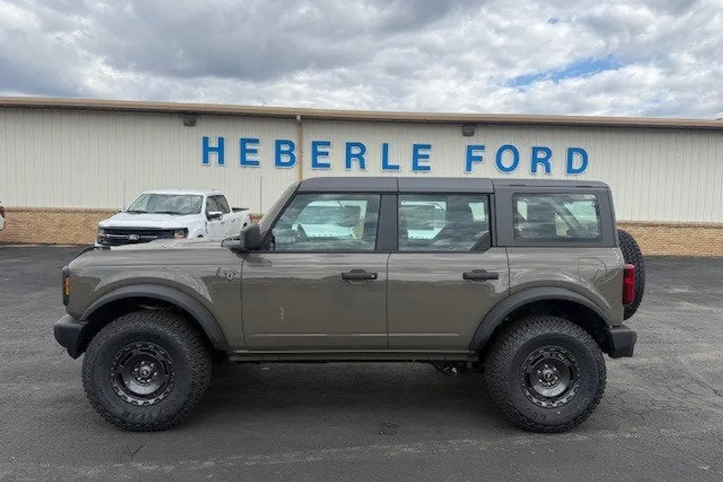 2025 Ford Bronco Base photo 1