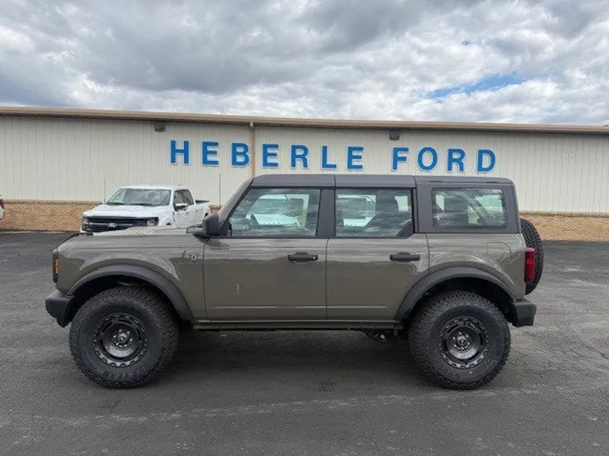 2025 Ford Bronco Base photo 1