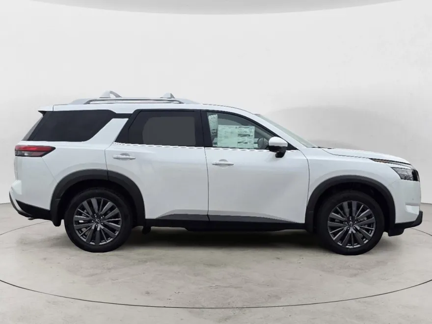 2025 Nissan Pathfinder SL photo 1