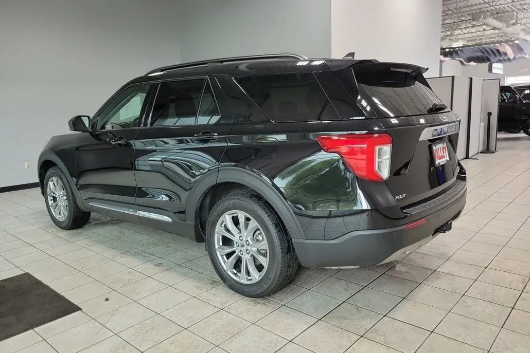 2021 Ford Explorer XLT photo 1