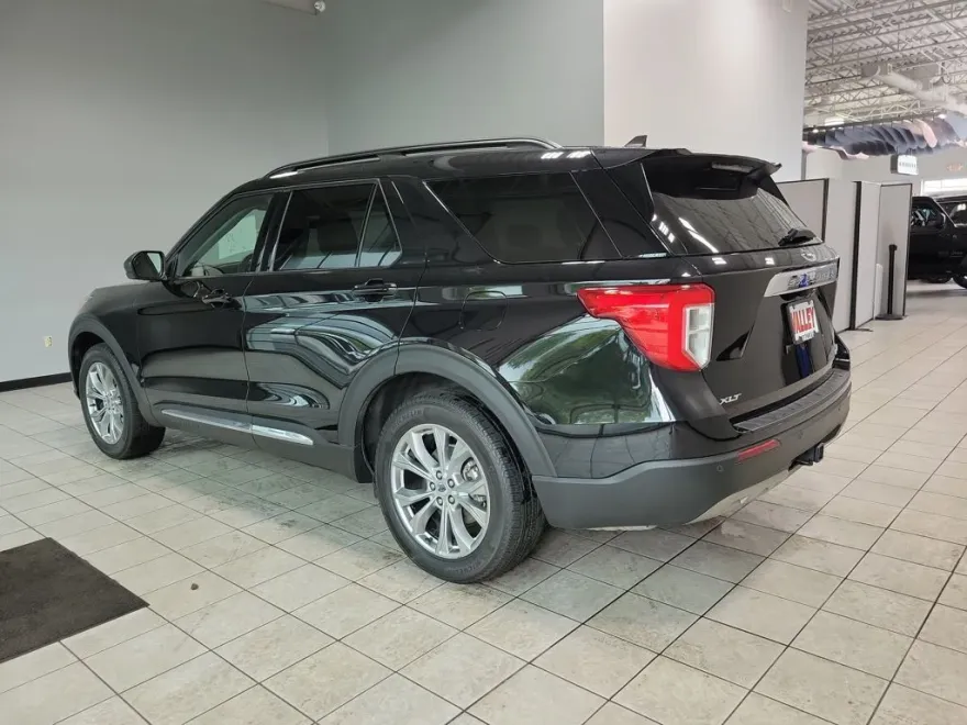 2021 Ford Explorer XLT photo 1