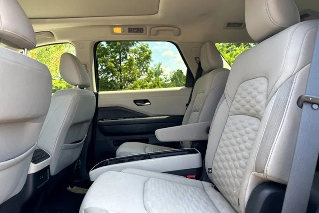 2022 Nissan Pathfinder SV photo 1
