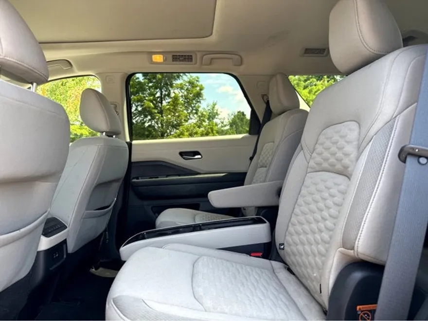 2022 Nissan Pathfinder SV photo 1