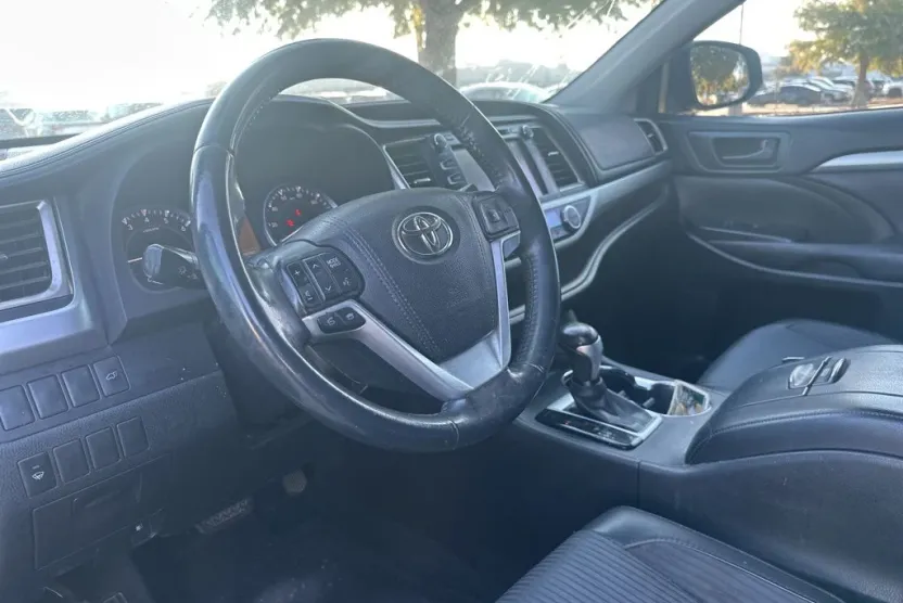 2016 Toyota Highlander LE Plus photo 1