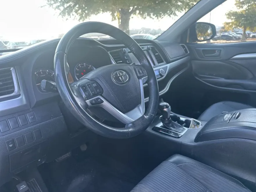 2016 Toyota Highlander LE Plus photo 1