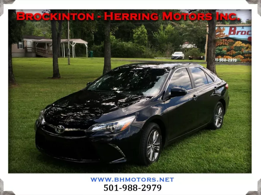 2017 Toyota Camry SE photo 1