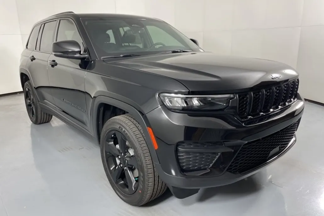 2025 Jeep Grand Cherokee Laredo Altitude photo 1