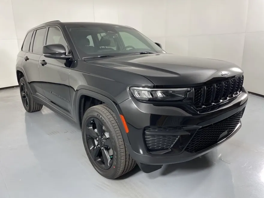 2025 Jeep Grand Cherokee Laredo Altitude photo 1