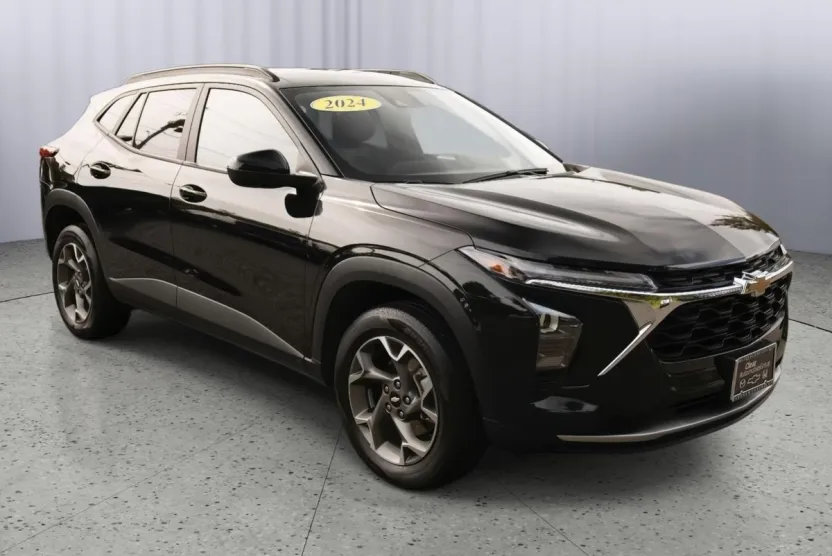 2024 Chevrolet Trax LT photo 1