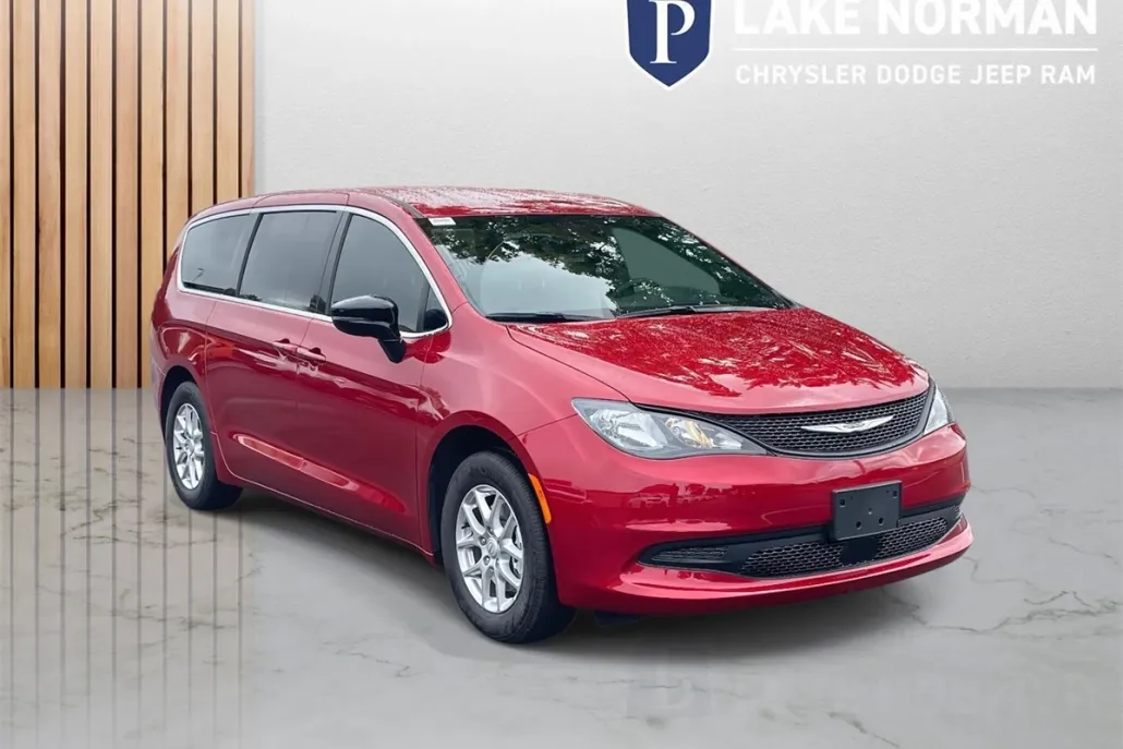 2026 Chrysler Voyager LX photo 1